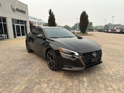 Used 2025 Nissan Altima 2.5 SR AWD/4WD image 2