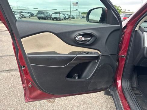 Used 2015 Jeep Cherokee Latitude AWD/4WD image 9