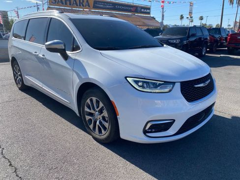 Used 2025 Chrysler Pacifica Pinnacle FWD image 4