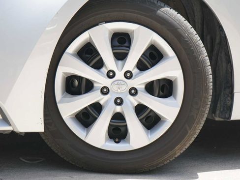 Used 2025 Toyota Corolla LE FWD image 2