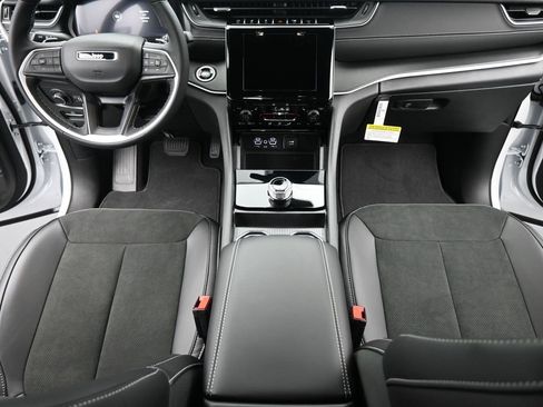 New 2025 Jeep Grand Cherokee Altitude image 23
