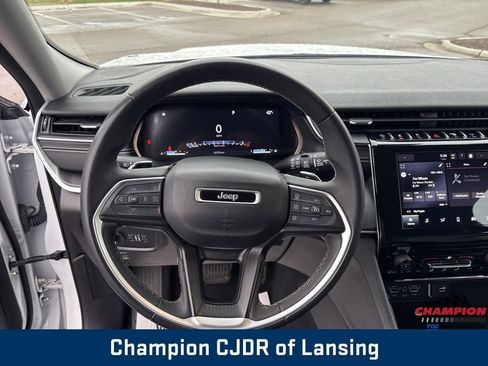 Used 2023 Jeep Grand Cherokee L Laredo image 29