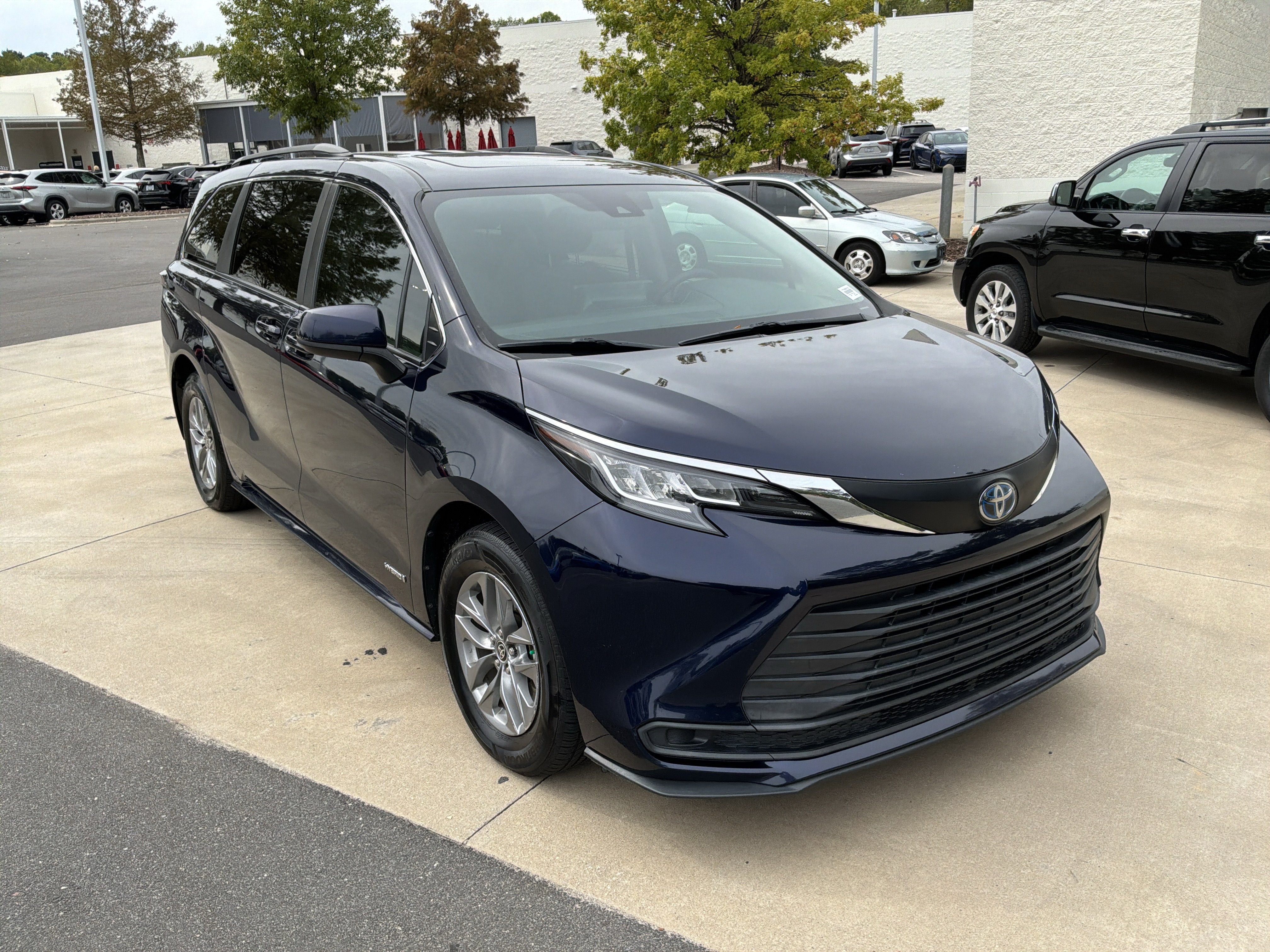 Used 2021 Toyota Sienna LE w/ LE Plus Package AWD/4WD image 2
