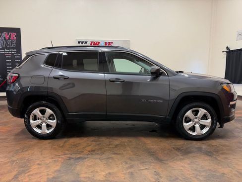 Used 2019 Jeep Compass Latitude w/ Cold Weather Group AWD/4WD image 10