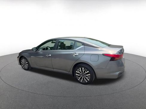 Used 2025 Nissan Altima 2.5 SV FWD image 8