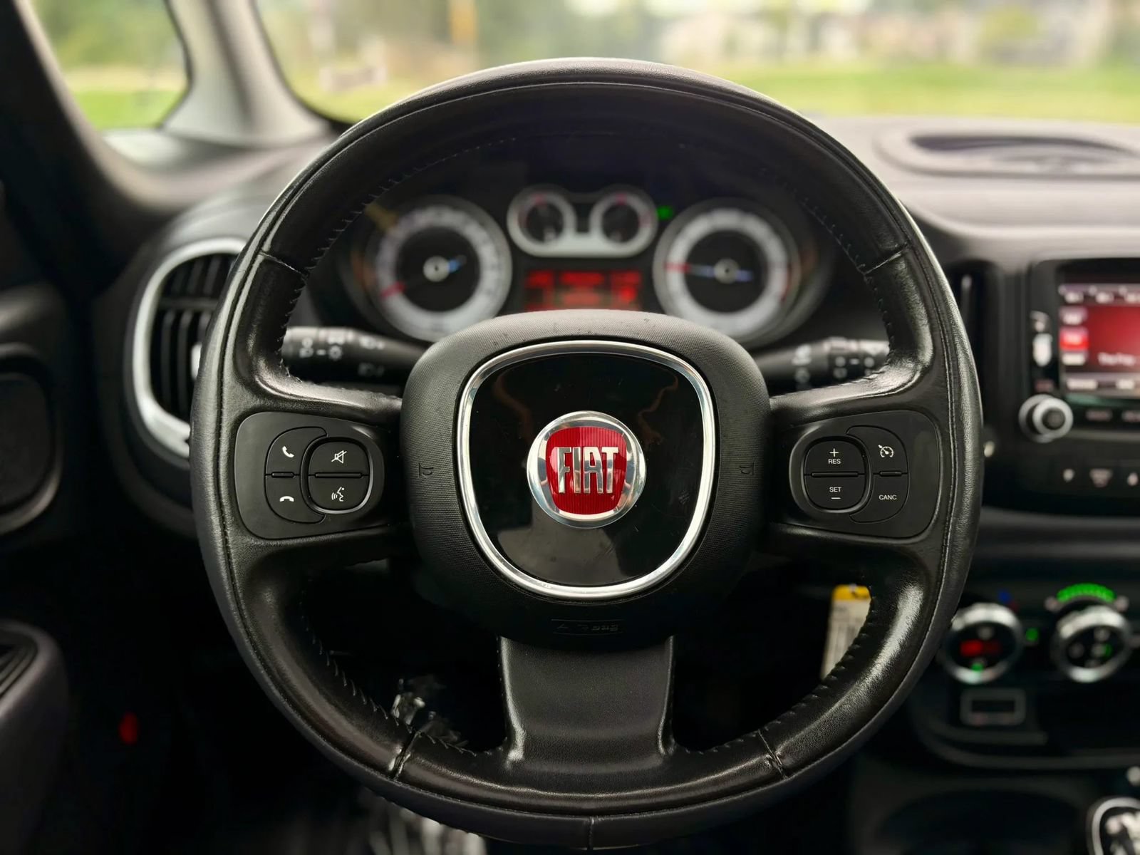 Used 2017 FIAT 500L Lounge w/ Premium Package FWD image 21
