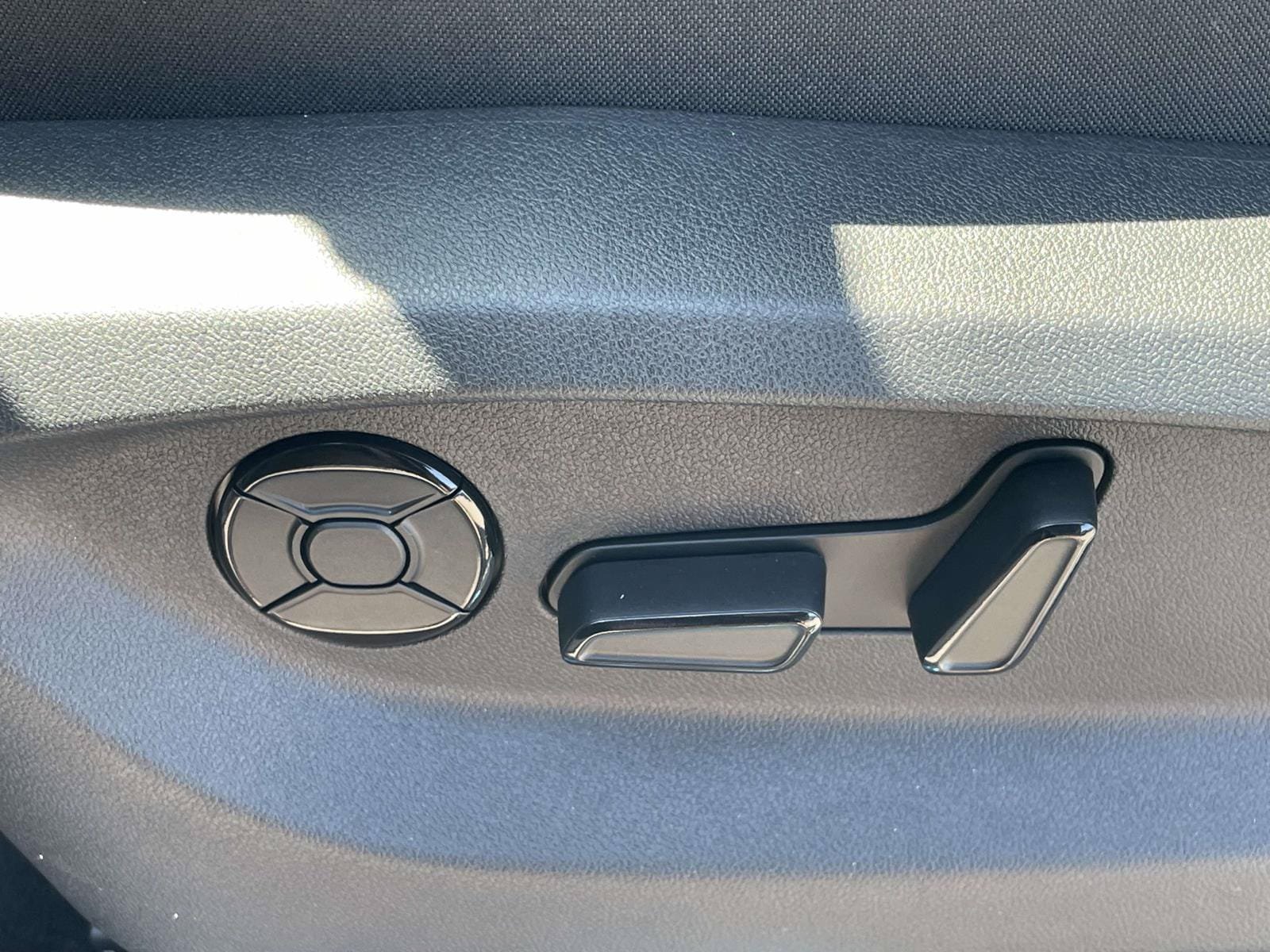 New 2026 Volkswagen Tiguan SE R-Line FWD image 18