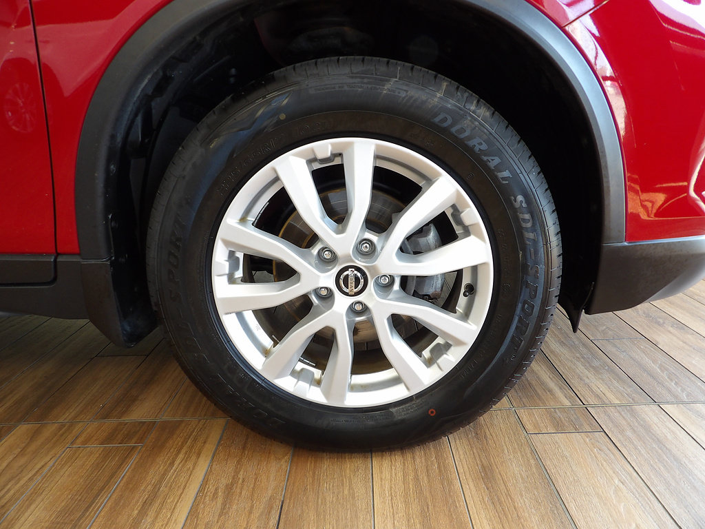 Used 2017 Nissan Rogue SV w/ SV Premium Package AWD/4WD image 4