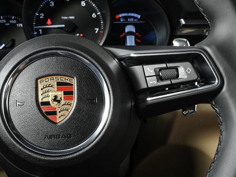 Certified 2025 Porsche Macan AWD image 11