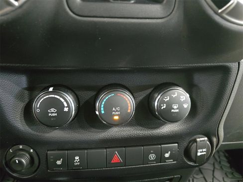 Used 2015 Jeep Wrangler Unlimited Rubicon image 25