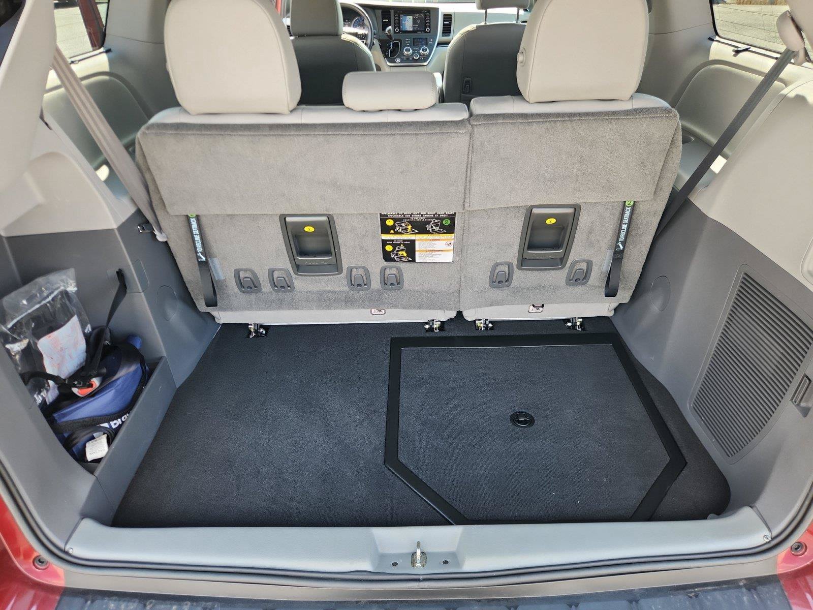 Used 2019 Toyota Sienna XLE w/ XLE Navigation Package FWD image 14