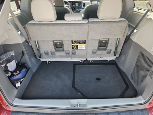 Used 2019 Toyota Sienna XLE w/ XLE Navigation Package FWD image 14