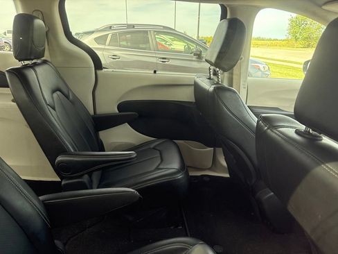 Used 2024 Chrysler Pacifica Touring-L FWD image 21