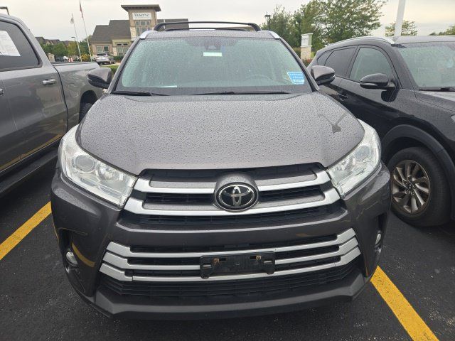 Used 2017 Toyota Highlander XLE AWD/4WD image 2