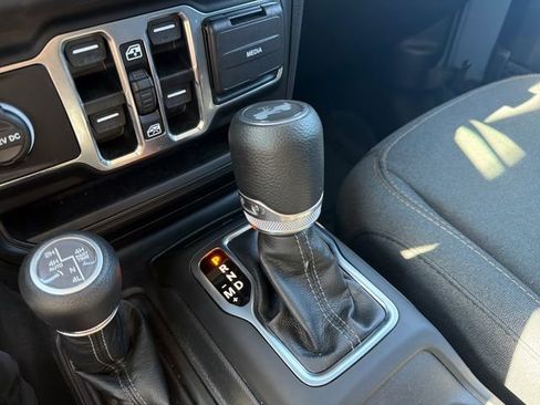 Used 2025 Jeep Wrangler Unlimited Sahara AWD/4WD image 24