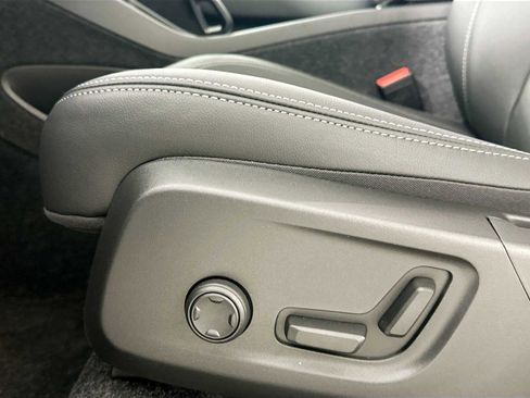 Used 2025 Volvo XC40 B5 Core w/ Climate Package image 17