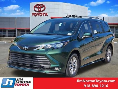 New 2026 Toyota Sienna XLE FWD image 2