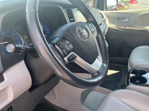 Used 2020 Toyota Sienna XLE FWD image 9