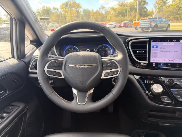 Used 2026 Chrysler Pacifica Select FWD image 18