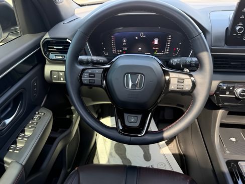 Used 2025 Honda Pilot Black Edition image 12