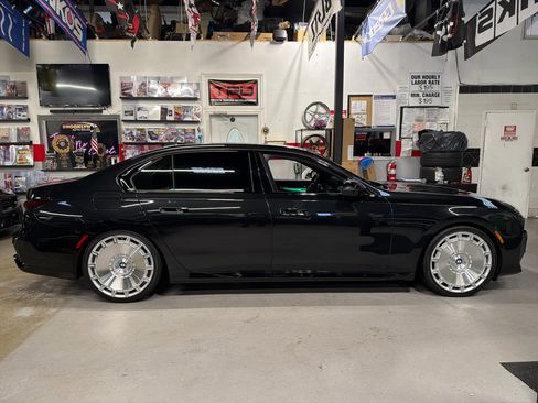 Used 2025 BMW 760i xDrive 760i xDrive image 4