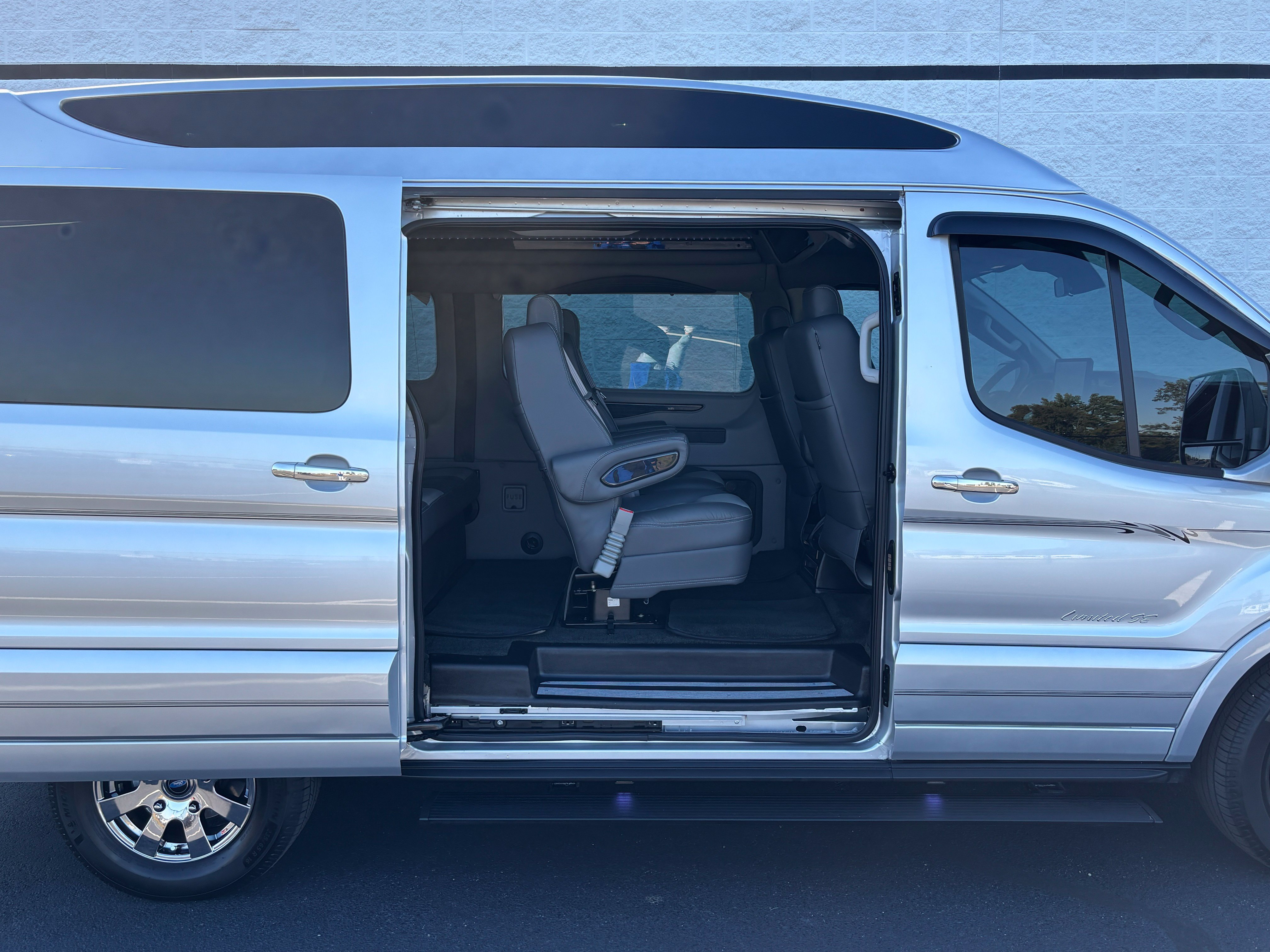 Used 2024 Ford Transit 150 Low Roof RWD image 7