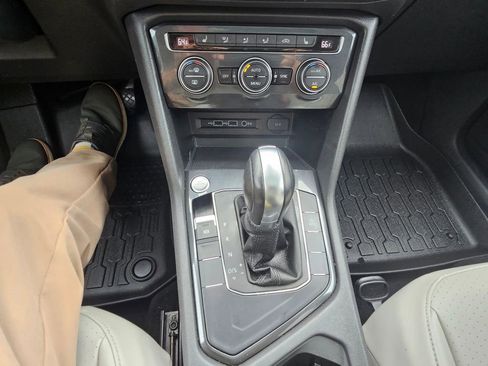 Used 2019 Volkswagen Tiguan SE w/ Panoramic Sunroof Package FWD image 22