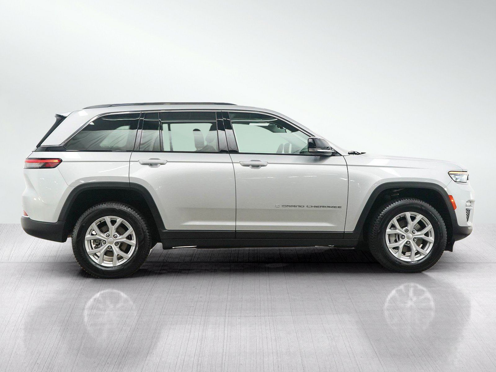 Used 2023 Jeep Grand Cherokee Limited AWD/4WD image 6