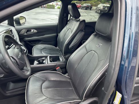 Used 2024 Chrysler Pacifica Premium image 13