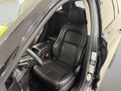 Used 2023 Lincoln Corsair Reserve w/ Jet Appearance Package FWD image 9