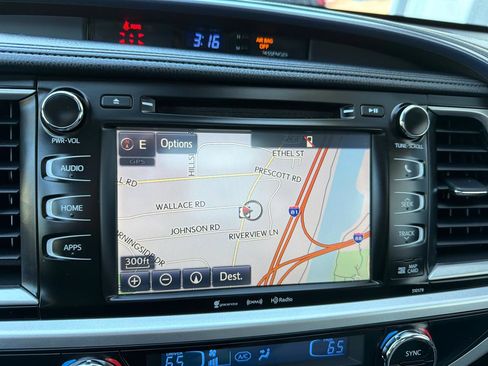 Used 2017 Toyota Highlander XLE AWD/4WD image 19