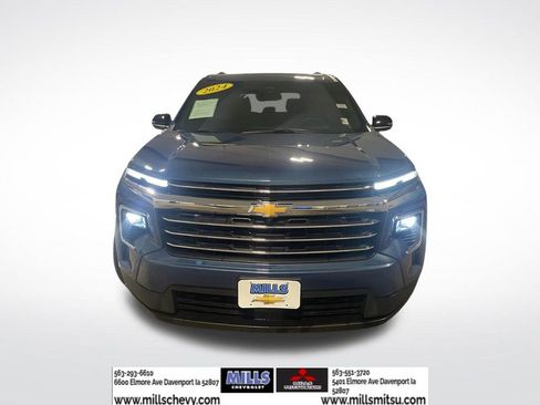 Used 2024 Chevrolet Traverse LT image 2