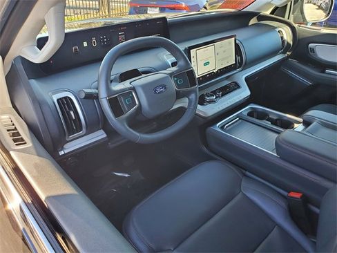 Certified 2025 Ford Expedition Active image 3