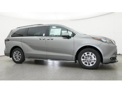 New 2026 Toyota Sienna XLE image 28