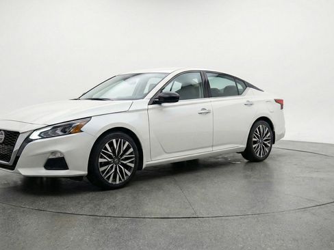 Used 2025 Nissan Altima 2.5 SV image 3