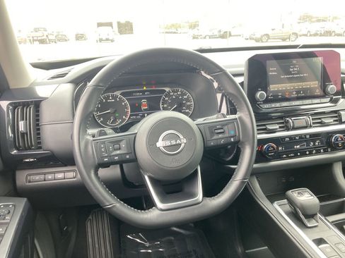 Used 2025 Nissan Pathfinder SV image 11