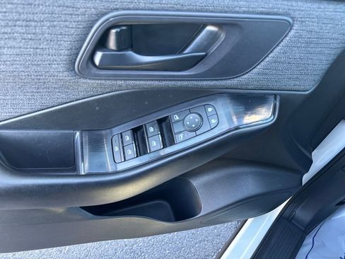 Used 2023 Nissan Rogue S image 17