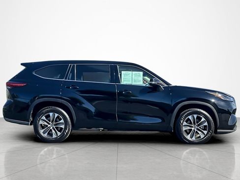 Certified 2022 Toyota Highlander XLE image 6