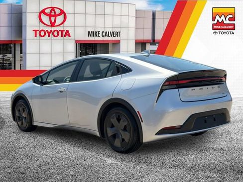 Used 2025 Toyota Prius LE FWD image 3