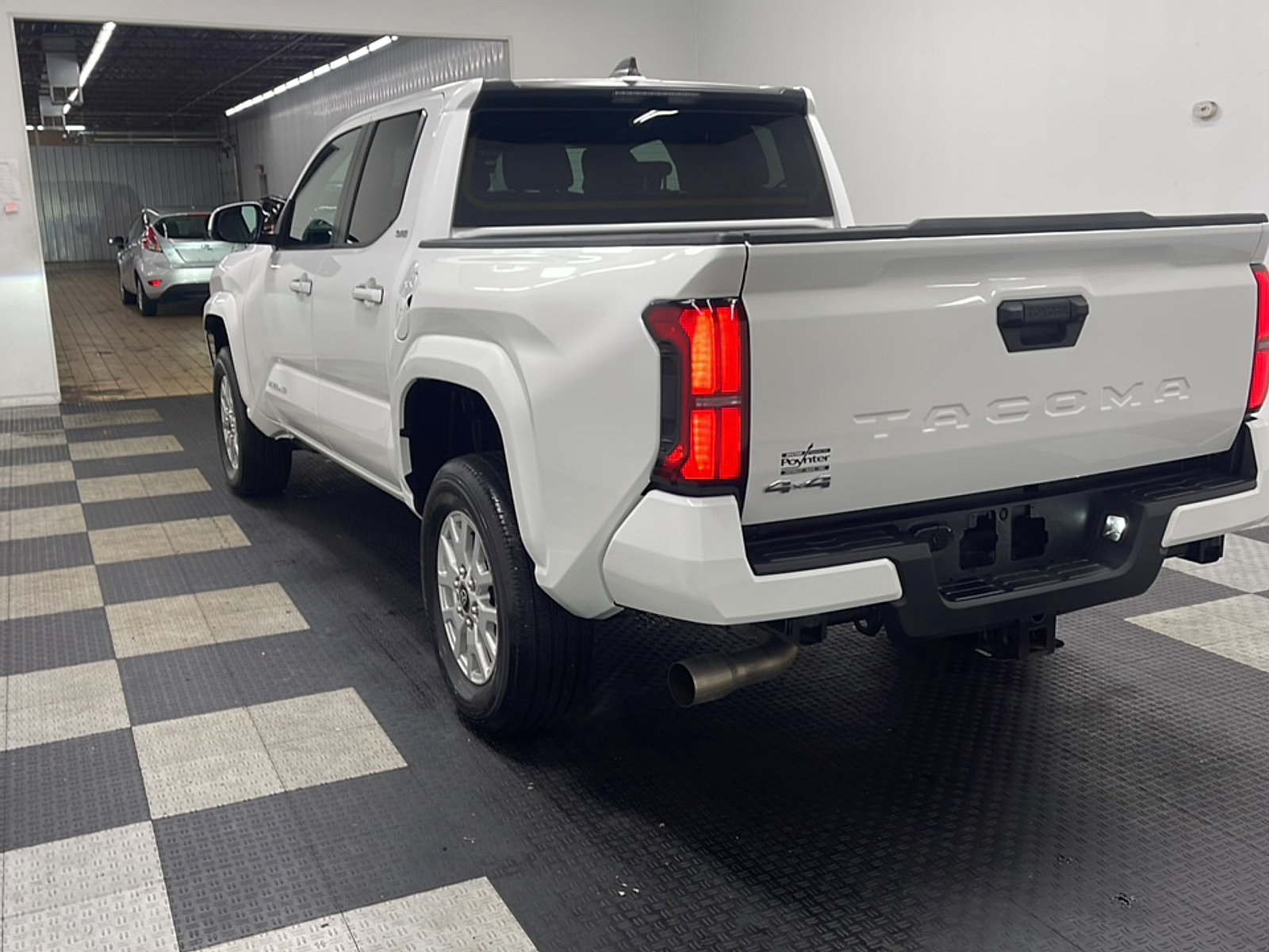 Used 2025 Toyota Tacoma SR5 AWD/4WD image 16