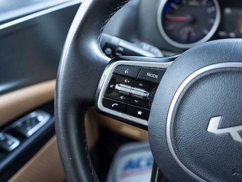 Used 2024 Kia Carnival LX image 21