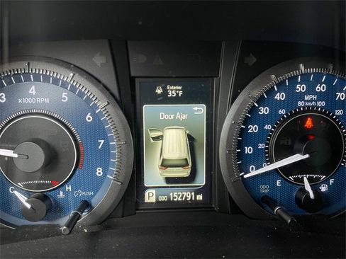 Used 2017 Toyota Sienna XLE image 9