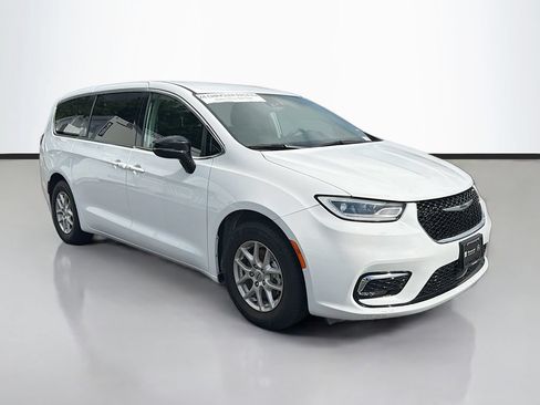 Used 2024 Chrysler Pacifica Touring-L FWD image 3
