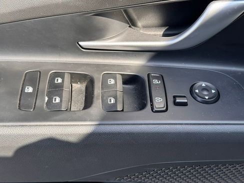 Used 2025 Hyundai Elantra Blue image 29