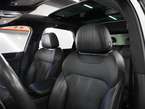Used 2018 Bentley Bentayga Onyx Edition AWD/4WD image 13