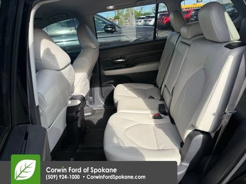 Used 2024 Toyota Grand Highlander AWD image 11