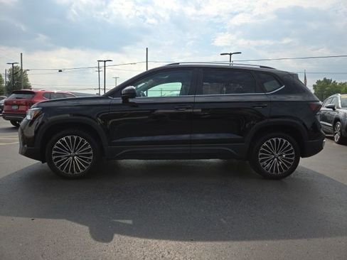 Used 2025 Volkswagen Taos SE image 4