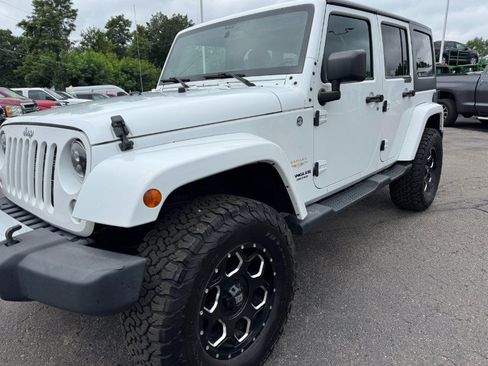 Used 2014 Jeep Wrangler Unlimited Sahara w/ Dual Top Group AWD/4WD image 9
