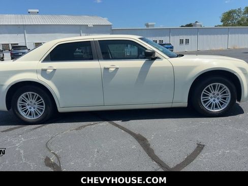 Used 2009 Chrysler 300 LX RWD image 2