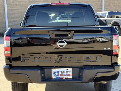 Used 2024 Nissan Frontier SV image 6